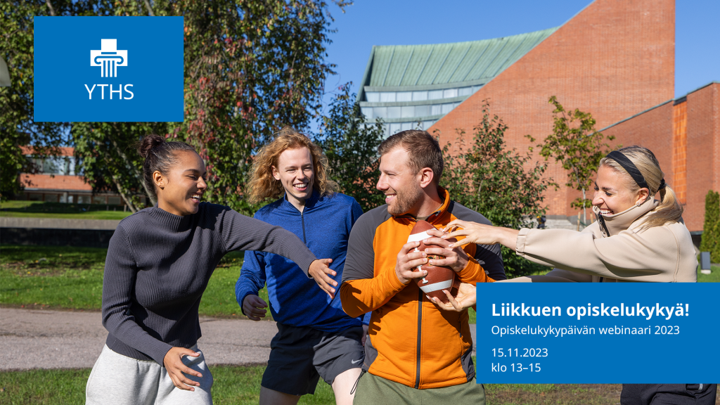 Kuvassa neljä opiskelijaa ulkona kentällä pelaamassa pallopeliä amerikkalaisella jalkapallolla, taustalla korkeakoulurakennus, kuvassa teksti "Liikkuen opiskelukykyä - Opiskelukykypäivän webinaari 2023 - 15.11.2023 - klo 13 - 15".