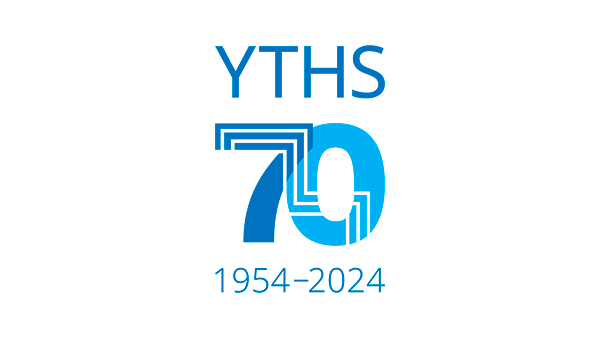 YTHS:n 70-vuotisjuhlatunnus, jossa tekstinä: "YTHS, 70, 1954-2024".
