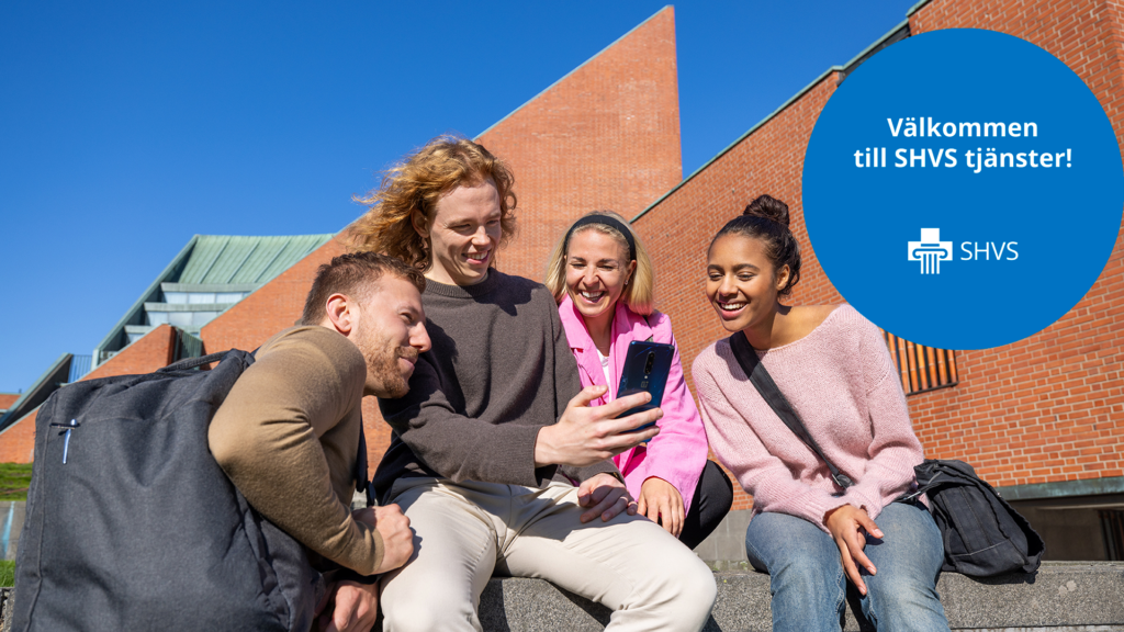 Fyra studenter tillbringar tid på campusgården, ser glada ut och tittar på en mobiltelefon tillsammans; bilden visar även SHVS logotyp och texten "Välkommen till YTHS tjänster!".