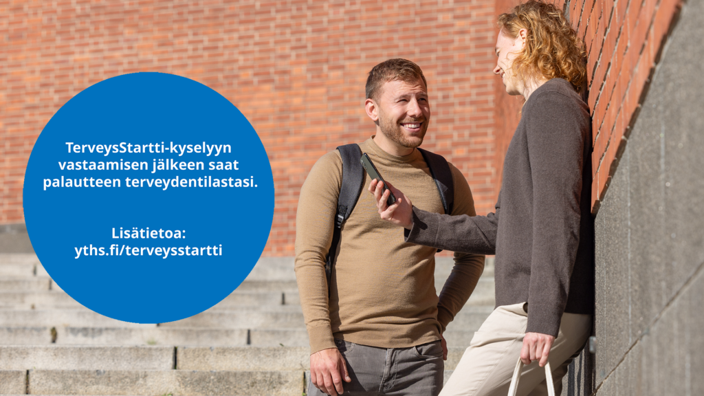 Kaksi hymyilevää opiskelijaa, kännykkä ja tekstit "TerveysStartti-kyselyyn vastaamisen jälkeen saat palautteen terveydentilastasi" ja "Lisätietoa: yths.fi/terveysstartti".