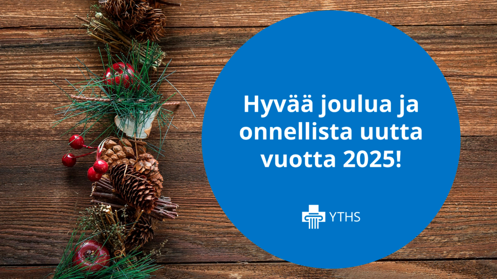 Joulukoristeita ruskealla puutaustalla, YTHS:n logo ja teksti "Hyvää joulua ja onnellista uutta vuotta 2025".